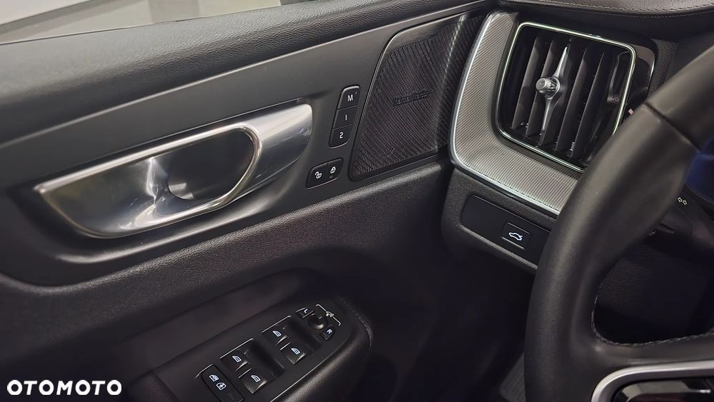 Volvo XC 60 B5 D AWD Ultimate Dark - 27