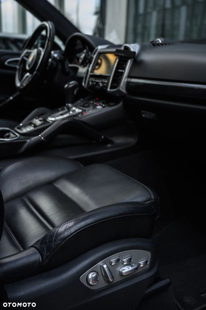 Porsche Cayenne - 40