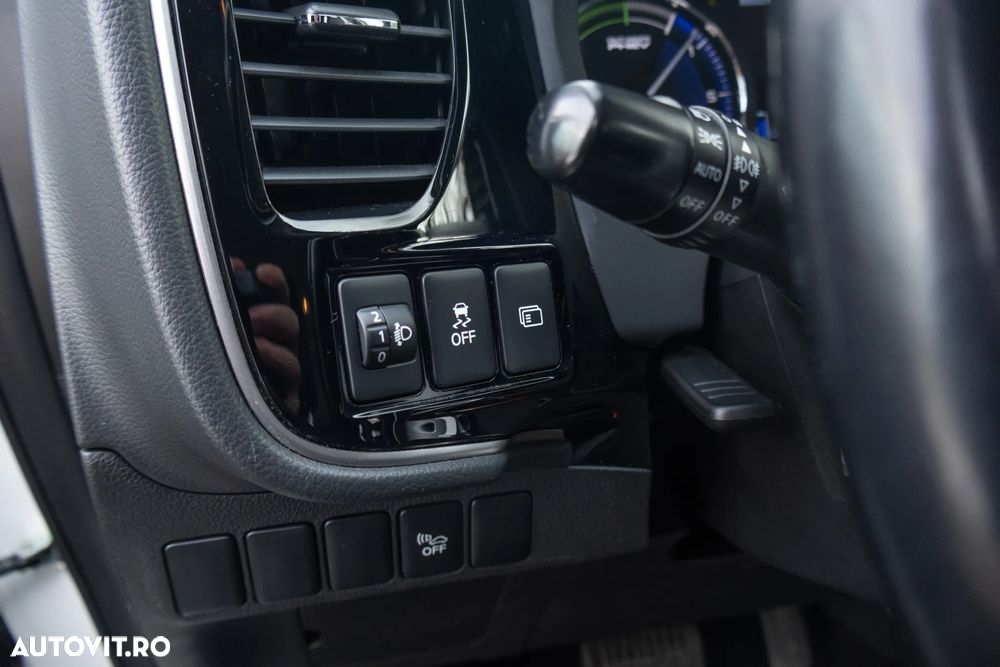 Mitsubishi Outlander - 11