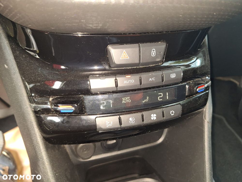 Peugeot 208 - 13