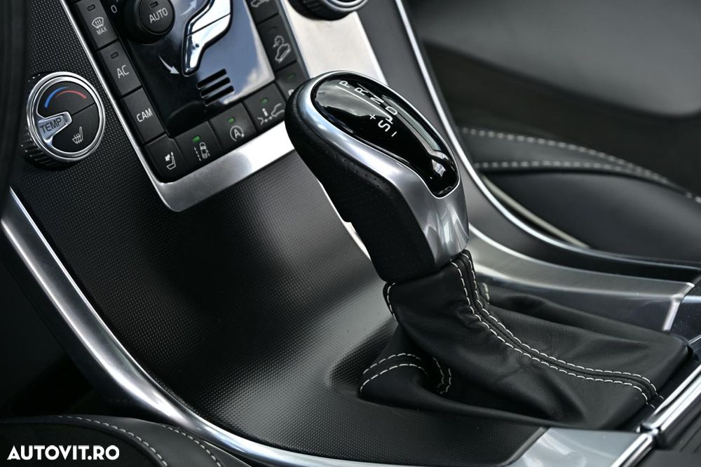 Volvo XC 60 D5 AWD Geartronic Momentum - 22