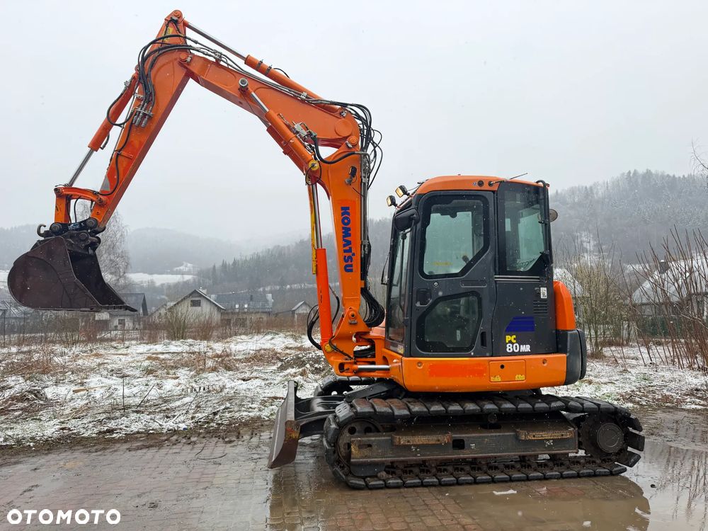 Komatsu Koparka Gąsienicowa 8 ton PC80MR-3. Sprowadzona z Norwegii. Centralne smarowanie!! Maszyna  jak Nowa 2016rok. 3200mtg 3x łamane Ramię. Klima ser.DEKRA. Własna pompa paliwa. Ani deka luzów i wycieków. Gąsienice klepki bez zużycia! Podwozie w pięknym stanie. Okazja Maszyna zadbana!! Po serwisach eksploatacyjnych.