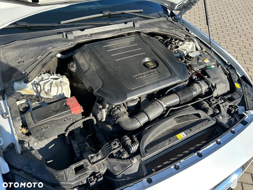 Jaguar XE 2.0 D Portfolio - 32