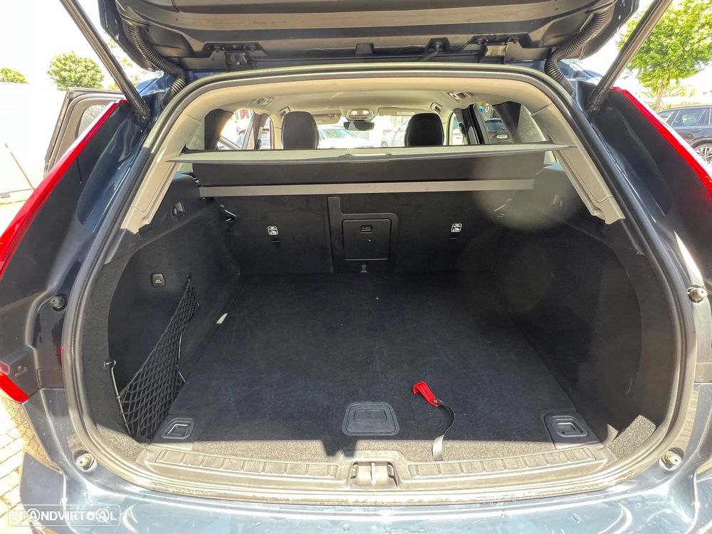 Volvo XC 60 2.0 B4 Core — fotografia 8