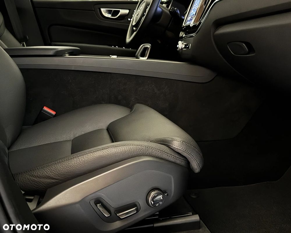 Volvo XC 60 B4 D AWD Plus Dark - 25