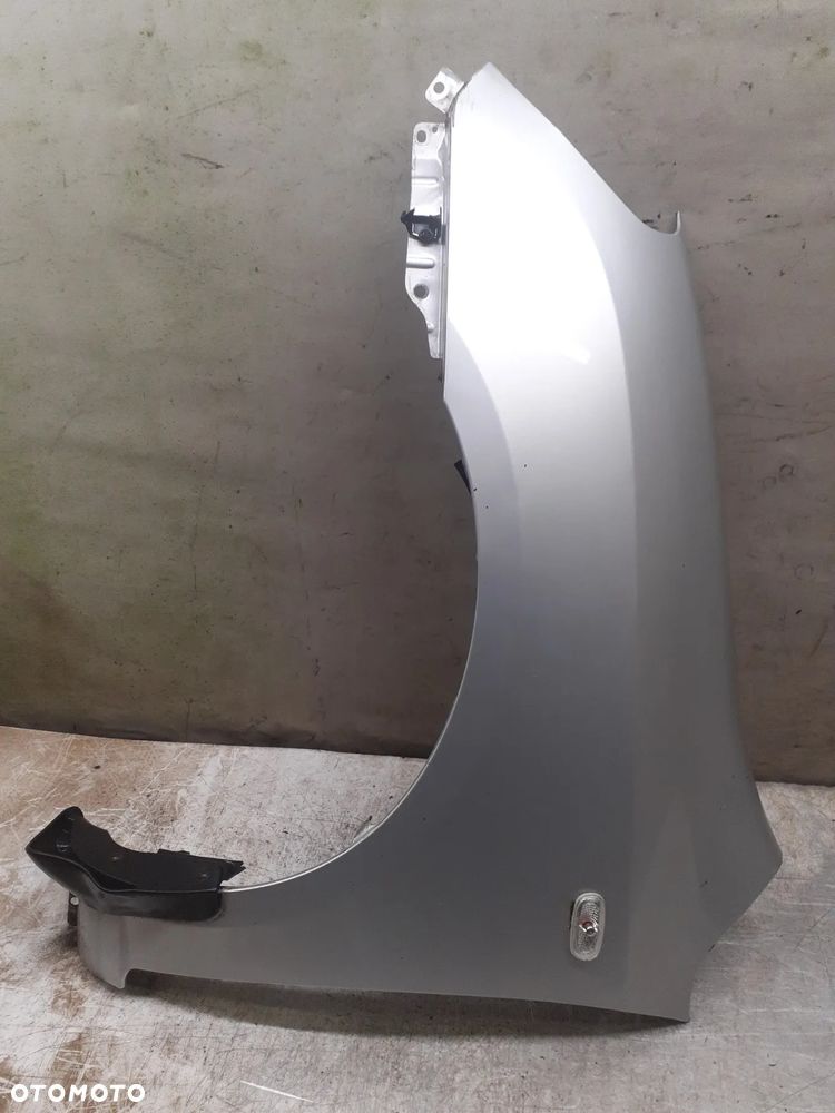 * KIA CARENS 3 III BŁOTNIK PRZÓD LEWY  7S SREBRNY - 1