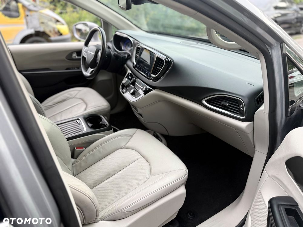 Chrysler Pacifica - 12