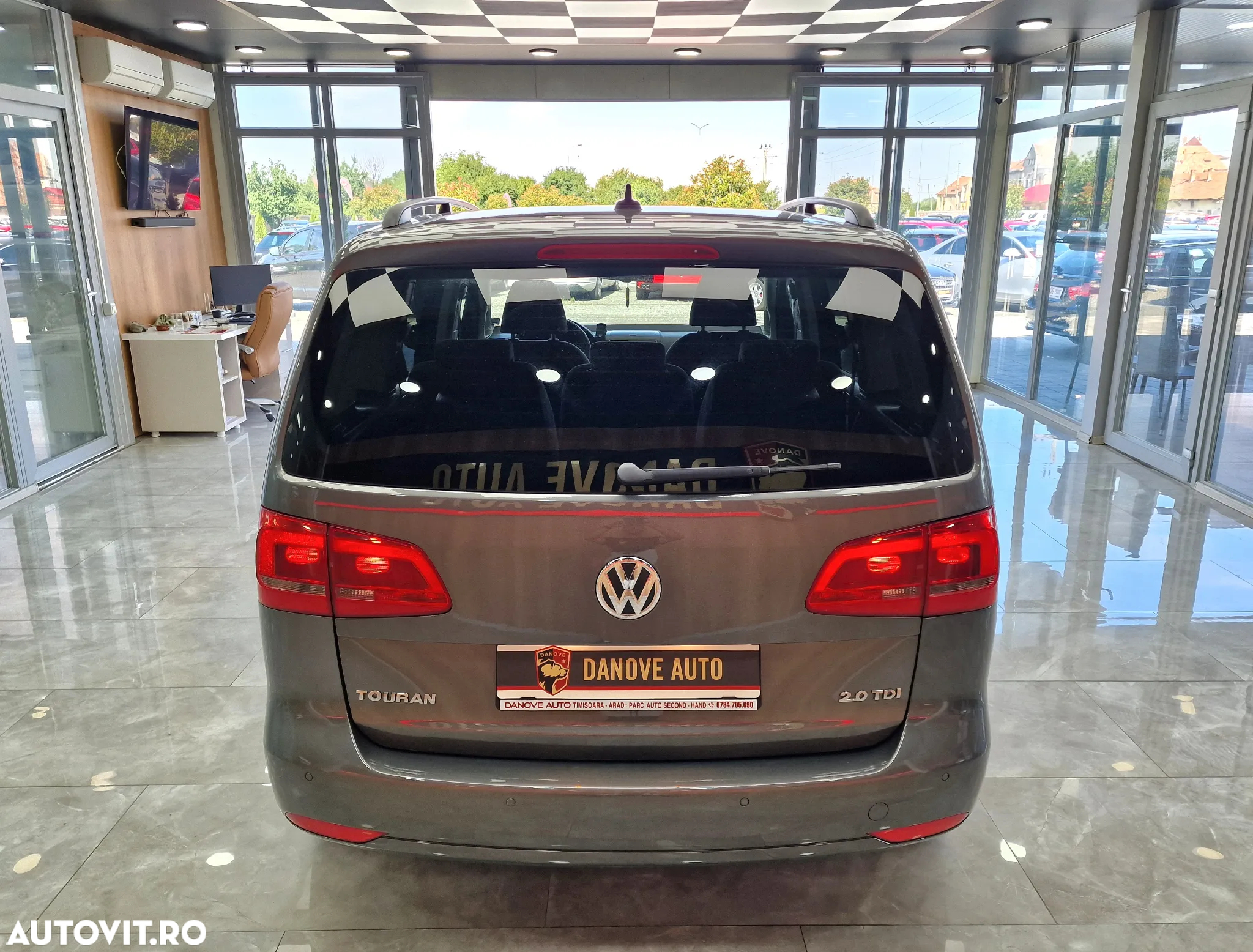 Volkswagen Touran 2.0 TDI DSG Trendline - 11