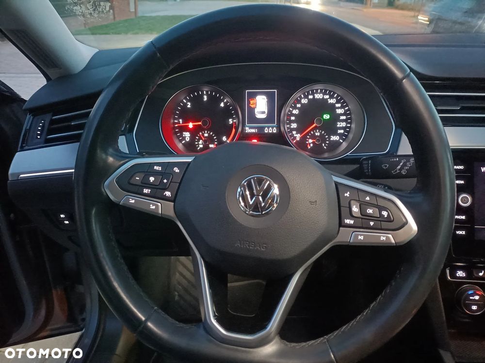 Volkswagen Passat 2.0 TDI SCR DSG Comfortline - 27