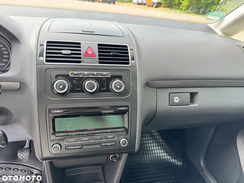 Volkswagen Touran - 11