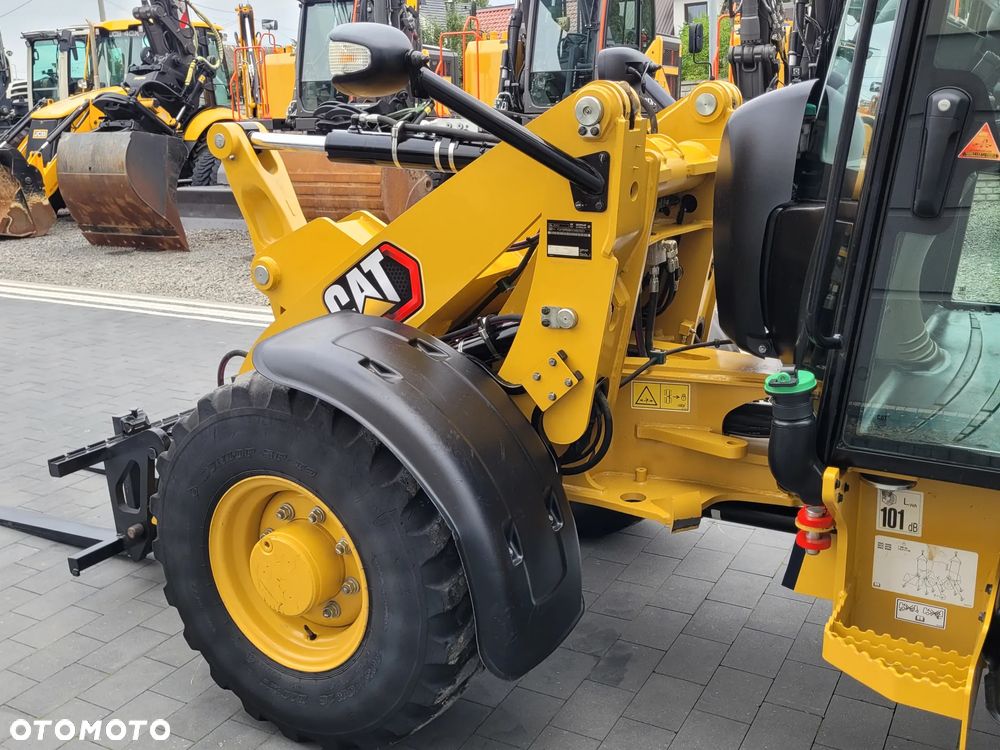 Caterpillar 906M / nowy model 2022r. / łyżka otwierana + widły / SUPER STAN - 14