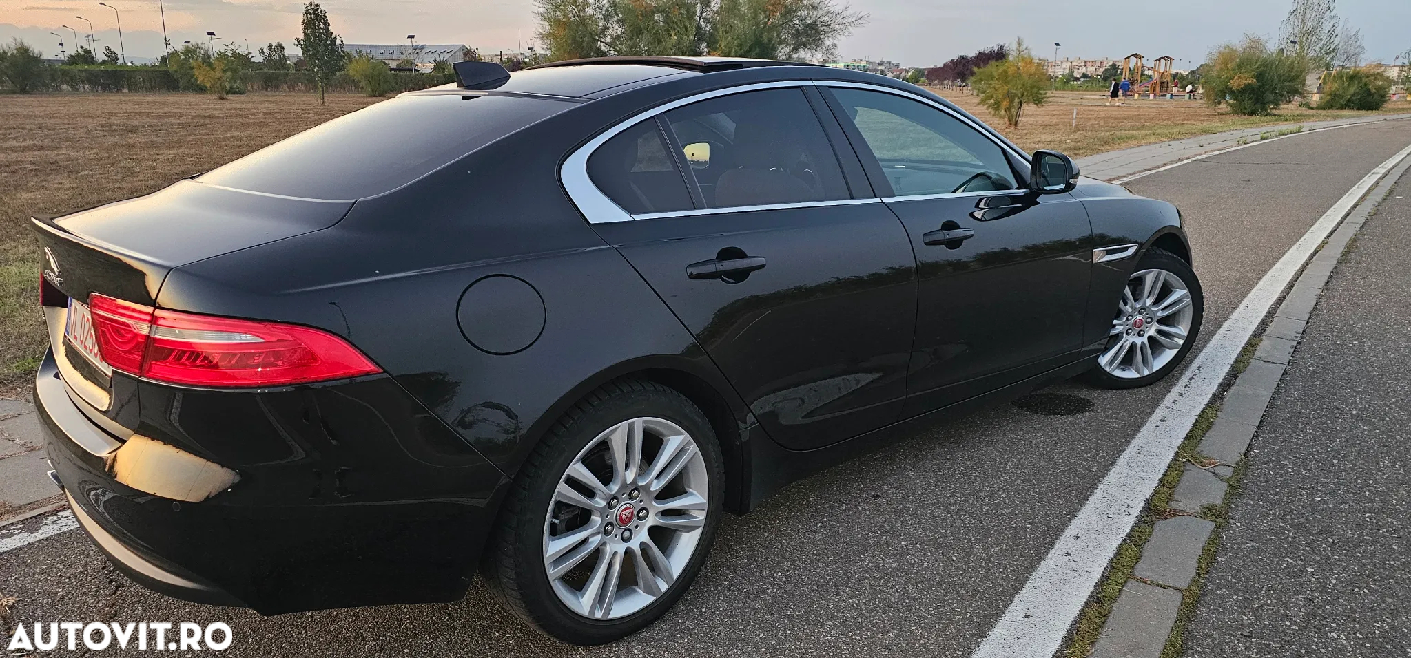 Jaguar XE 2.0 R-Sport - 27