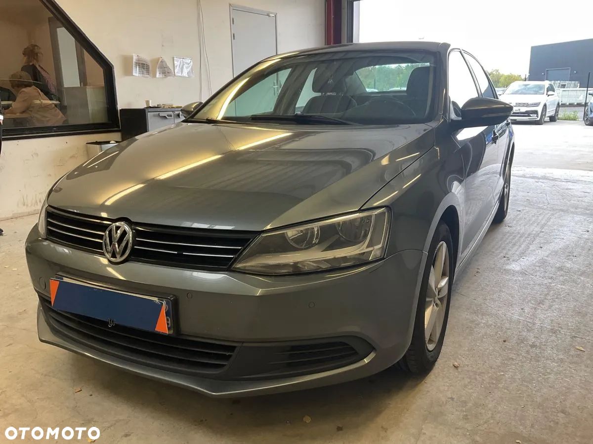 Volkswagen Jetta - 1