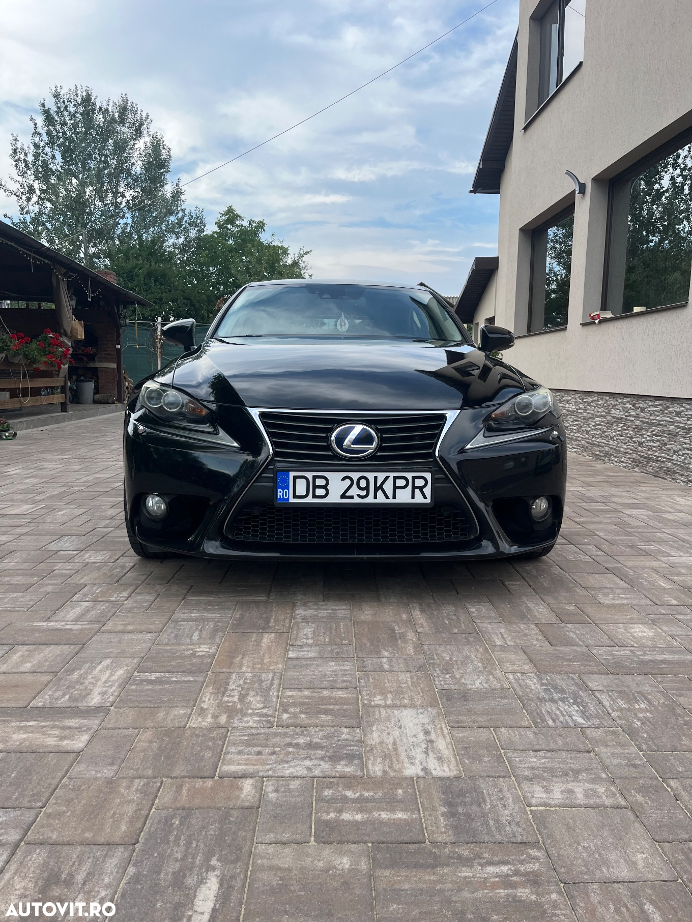 Lexus Seria IS 300h - 3