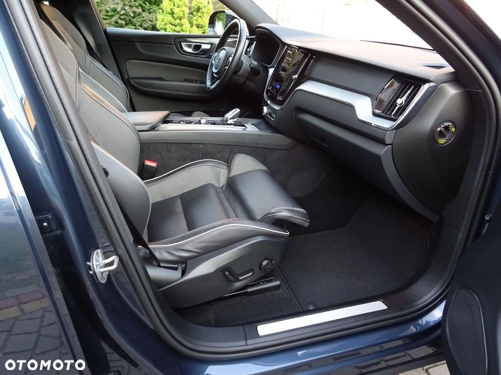 Volvo XC 60 B4 D Plus Dark - 16