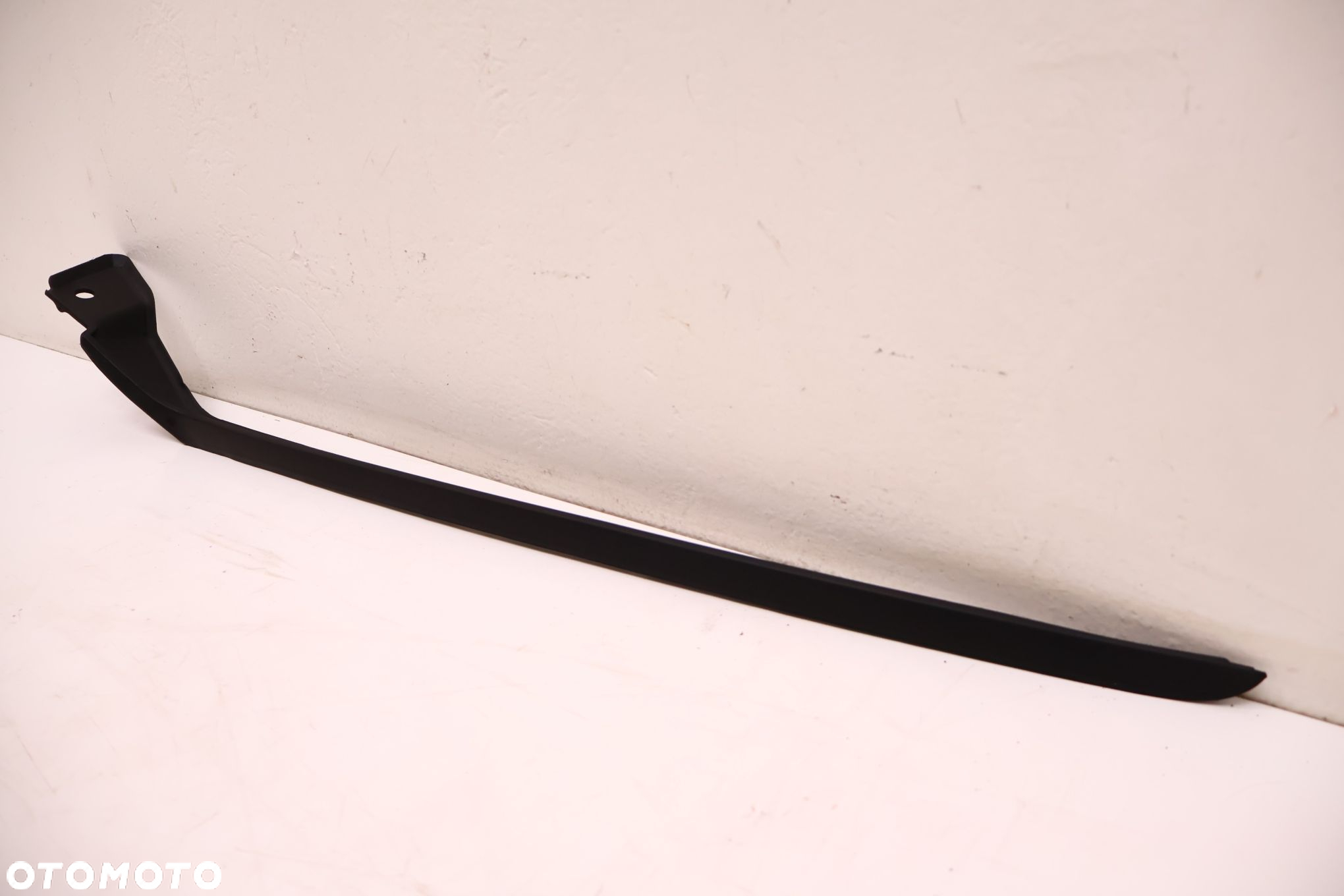 MASERATI GRECALE LISTWA SZYBY CZOŁOWEJ LEWA 670167248 - 2