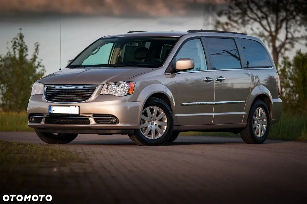 Chrysler Town & Country - 4