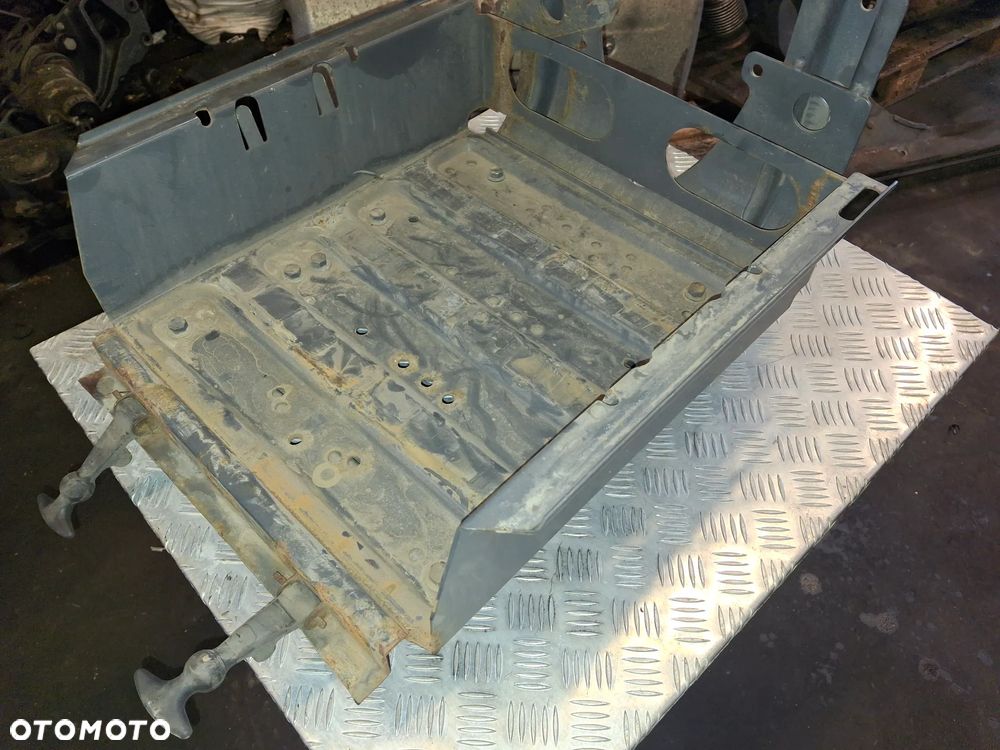 SKRZYNKA PODSTAWA  AKUMULATORÓW DAF LF 220 EURO 6