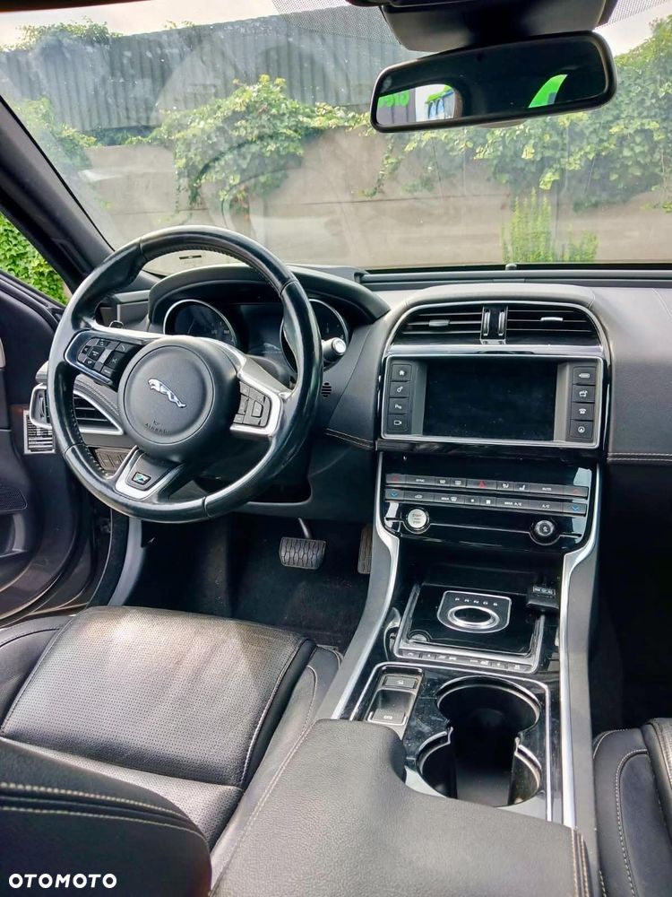 Jaguar XE 2.0 D AWD R-Sport - 17