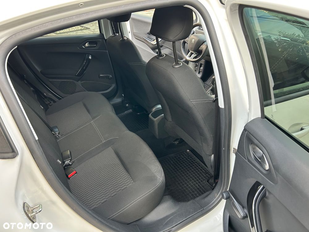 Peugeot 208 1.2 PureTech Style - 17