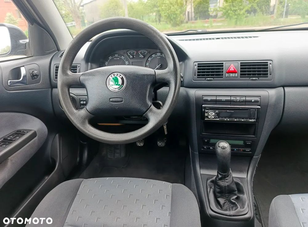 Skoda Octavia 1.6 Combi Ambiente - 11