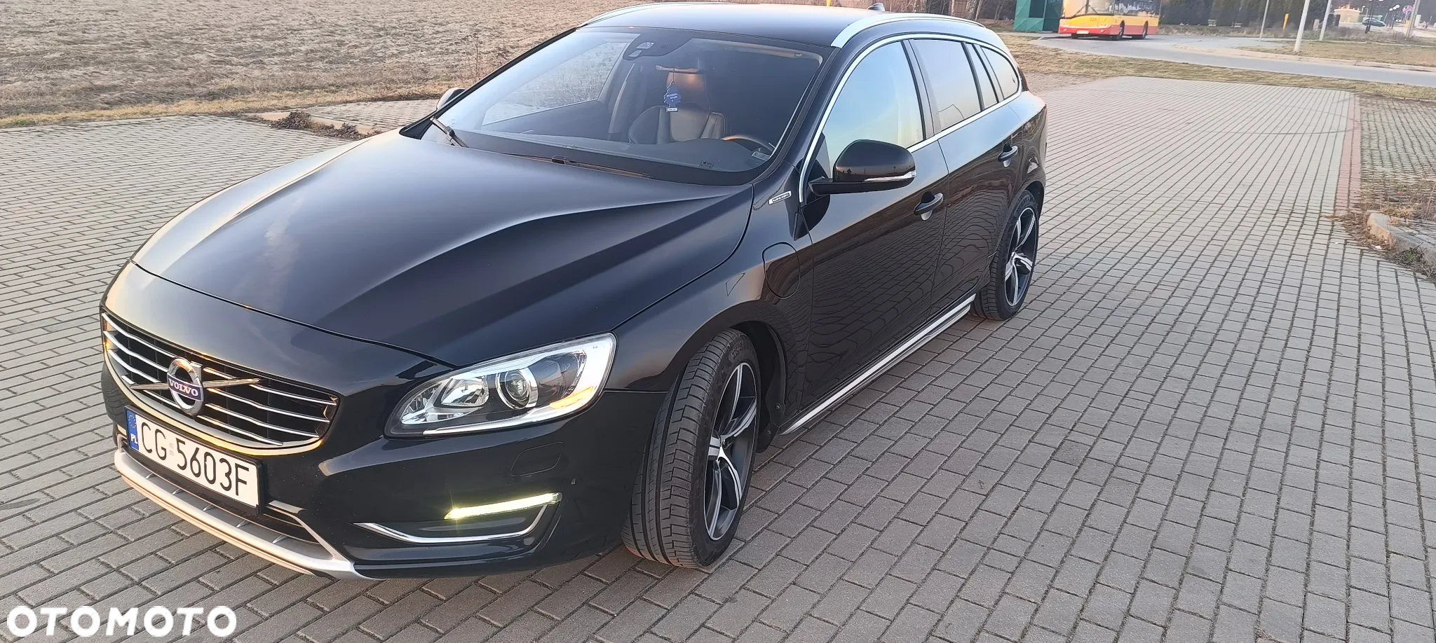 Volvo V60 D6 AWD Plug-in Hybrid Summum - 12