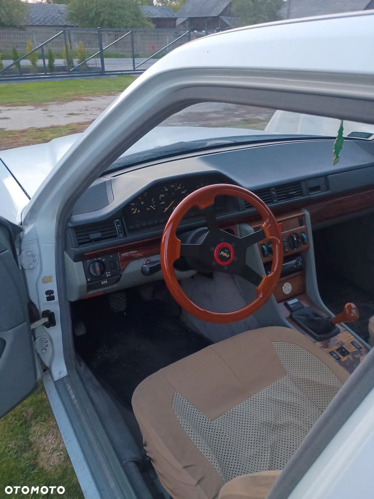 Mercedes-Benz W124 1992 photo 3
