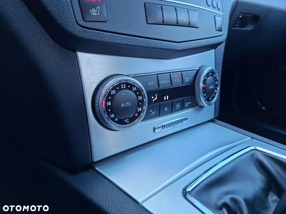 Mercedes-Benz Klasa C 180 CGI BlueEFFICIENCY Avantgarde - 29