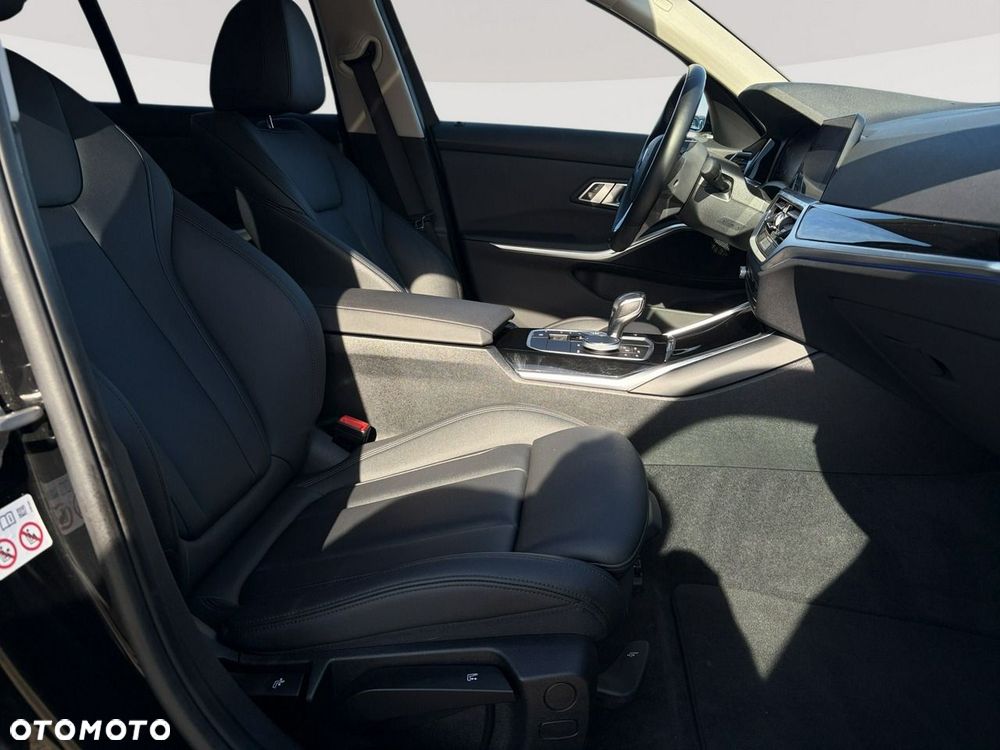 BMW Seria 3 320i Sport Line - 31
