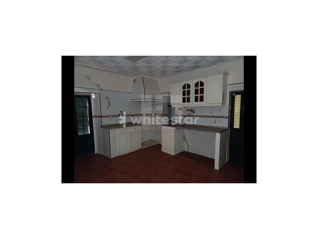 Moradia de tipologia T3 totalizando 196m2 de área bruta de construç... - Grande imagem: 4/6