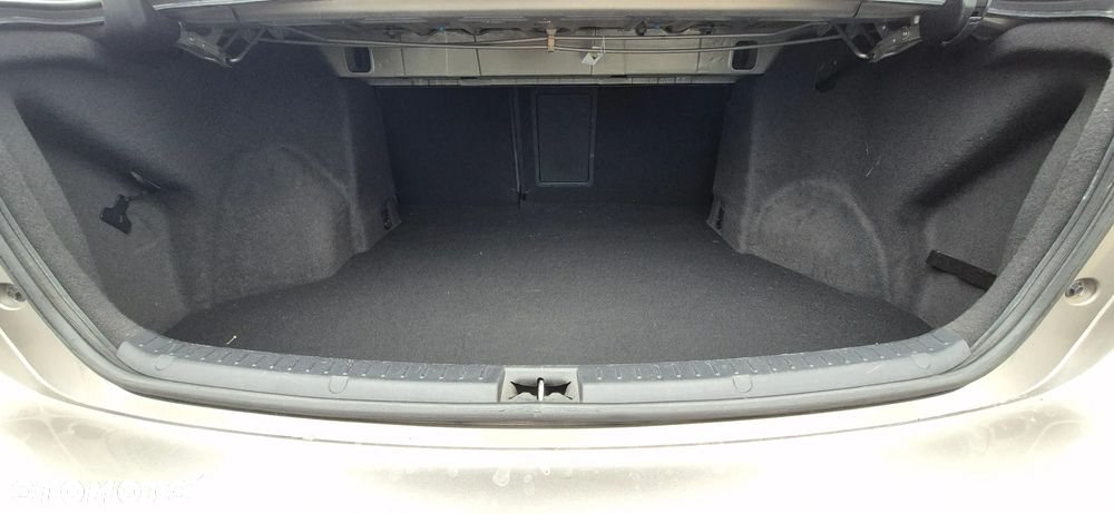 Toyota Avensis 1.8 Premium - 12