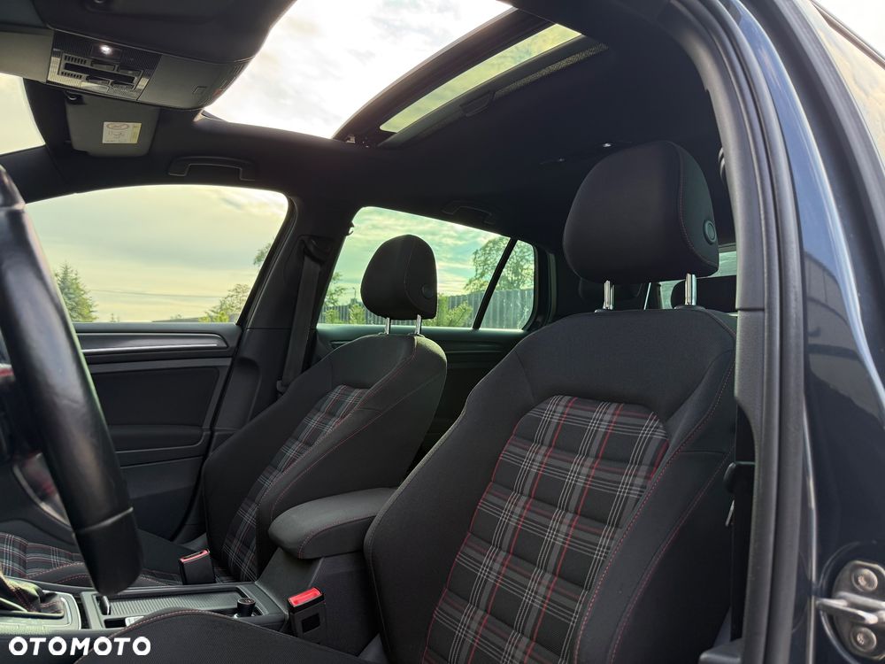 Volkswagen Golf - 8