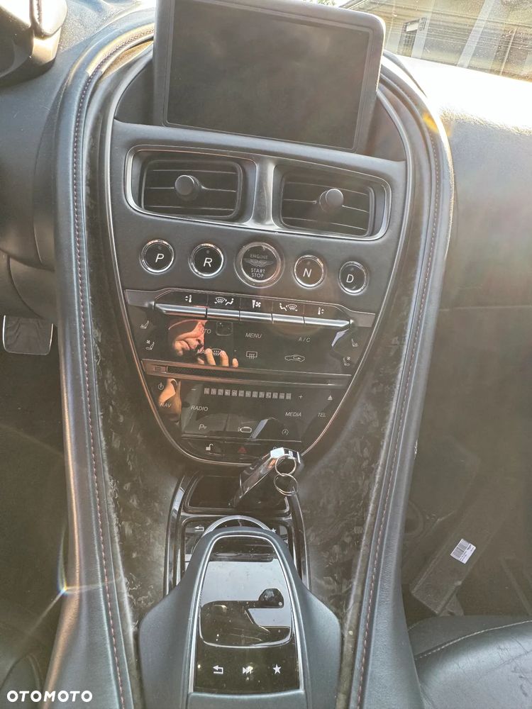 Aston Martin DBS Superleggera Standard - 11