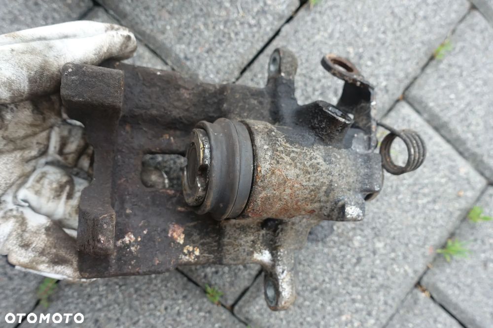 ZACISK LEWY PRAWY TYŁ JARZMO VW T4 - 4