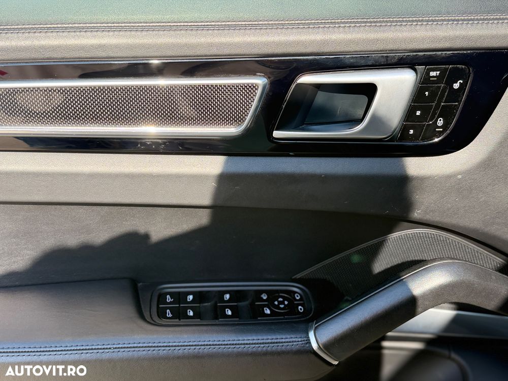 Porsche Cayenne - 21