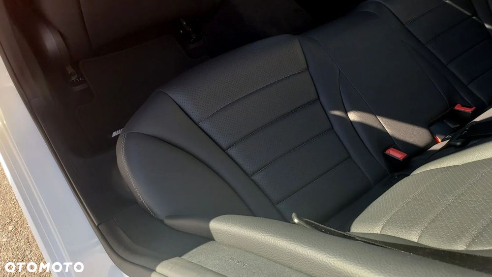 Mercedes-Benz Klasa C 300 9G-TRONIC AMG Line - 27