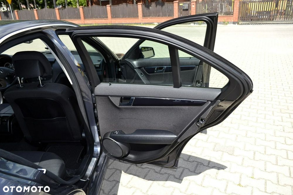 Mercedes-Benz Klasa C 180 BlueEFFICIENCY 7G-TRONIC Elegance - 37