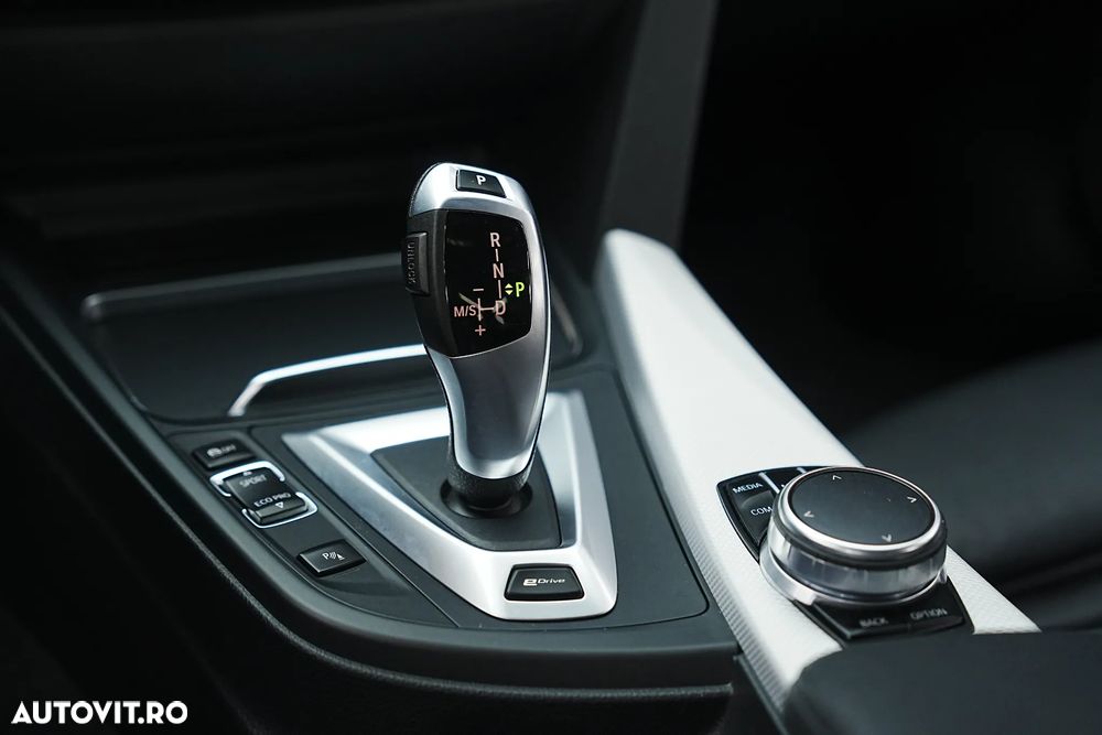BMW Seria 3 330e iPerformance M Sport - 36