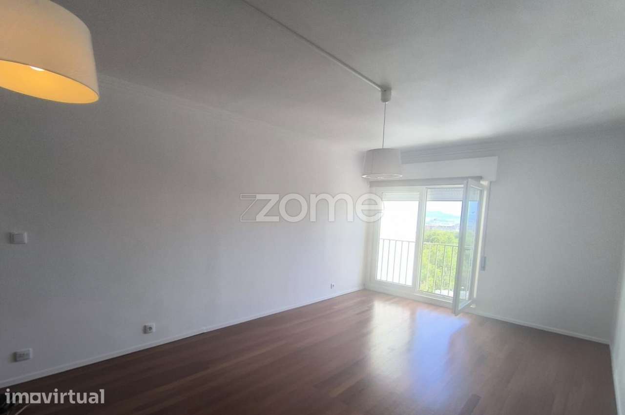 T3 Renovado c/ Suite | Santo António dos Cavaleiros - Grande imagem: 3/16