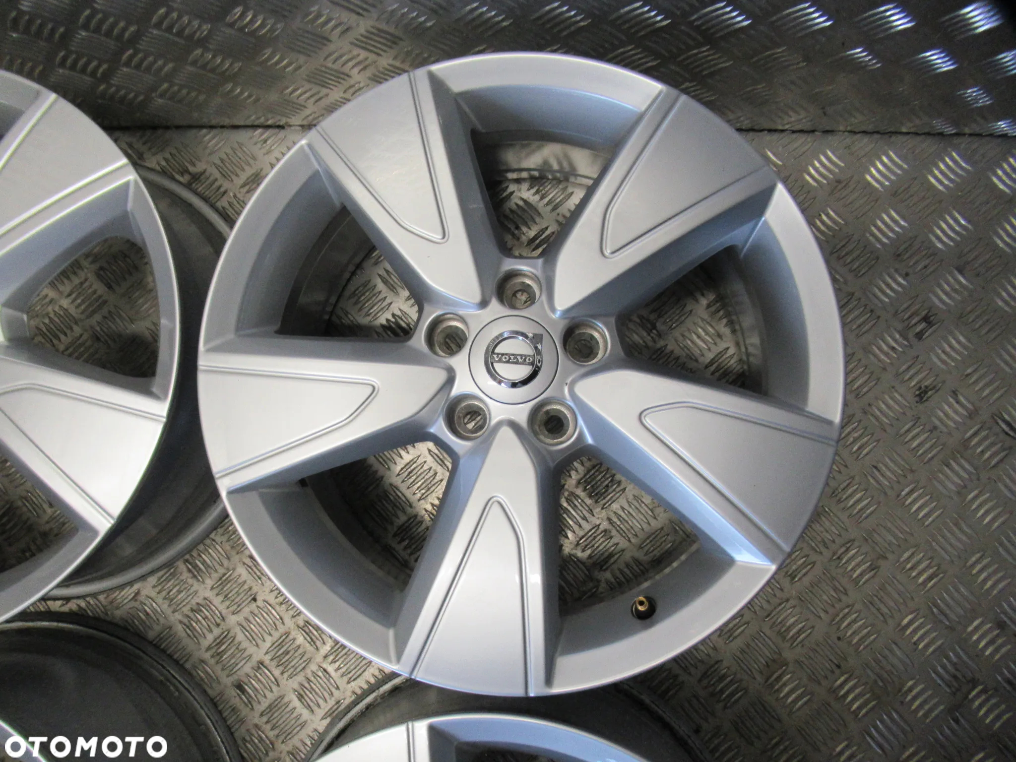 Felgi Volvo XC40 XC60 XC70 C40 C70 V40 V70 V90 7,5Jx17 et50,5 5x108 BDB - 3