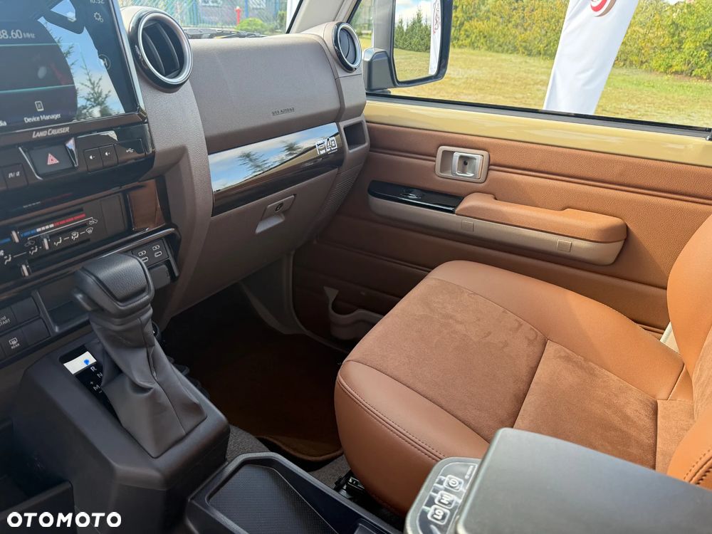 Toyota Land Cruiser - 20