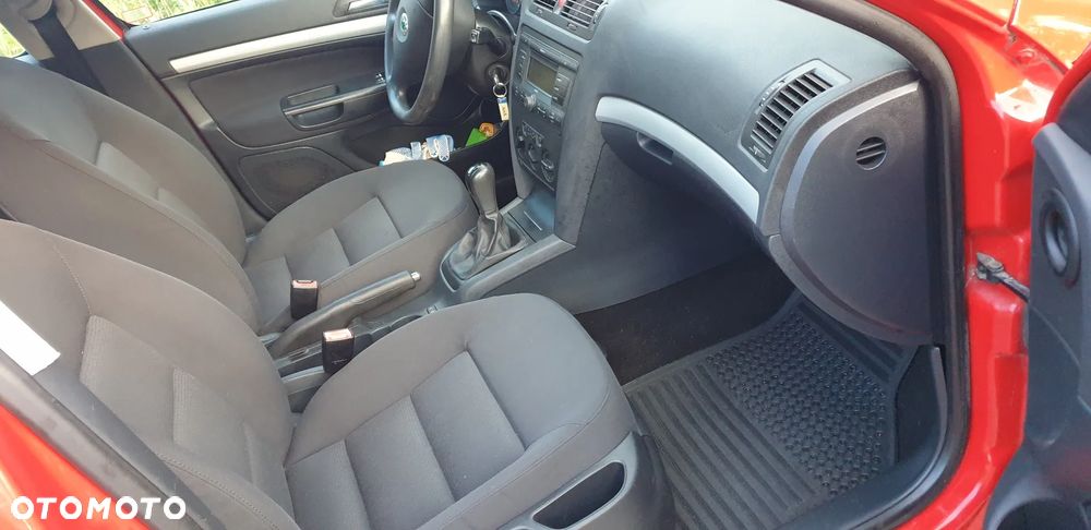 Skoda Octavia 1.6 Ambiente - 12