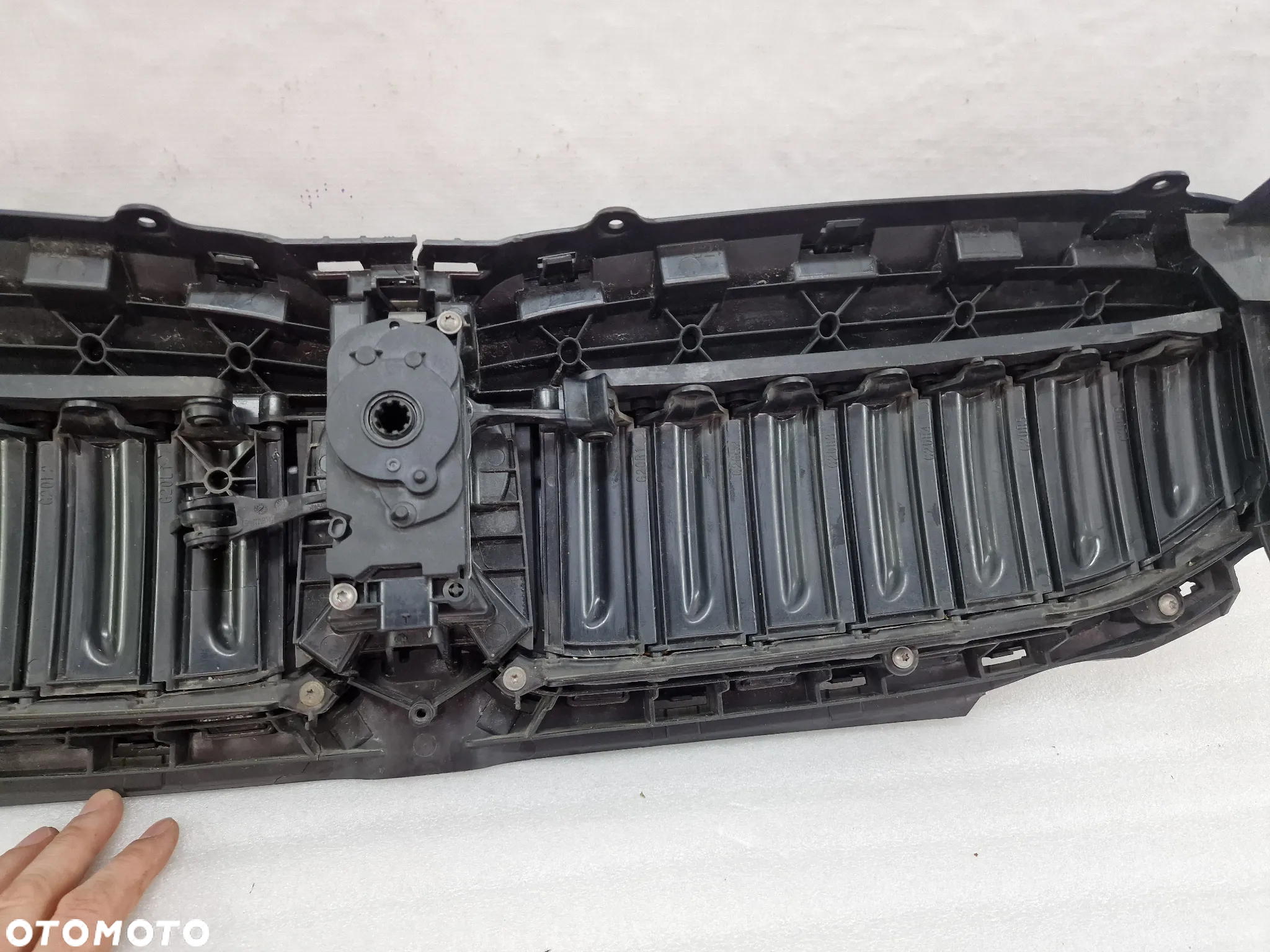 BMW G20 / G21 / G28 ATRAPA / GRILL ZDERZAKA PRZEDNIEGO PRZÓD + ŻALUZJA CZARNA W POŁYSKU , NR 187156-10 18715610 / 5A22C60 , NR AUKCJI GL703 - 23
