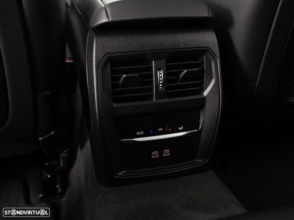 BMW 330 e Pack Desportivo M Auto - 29