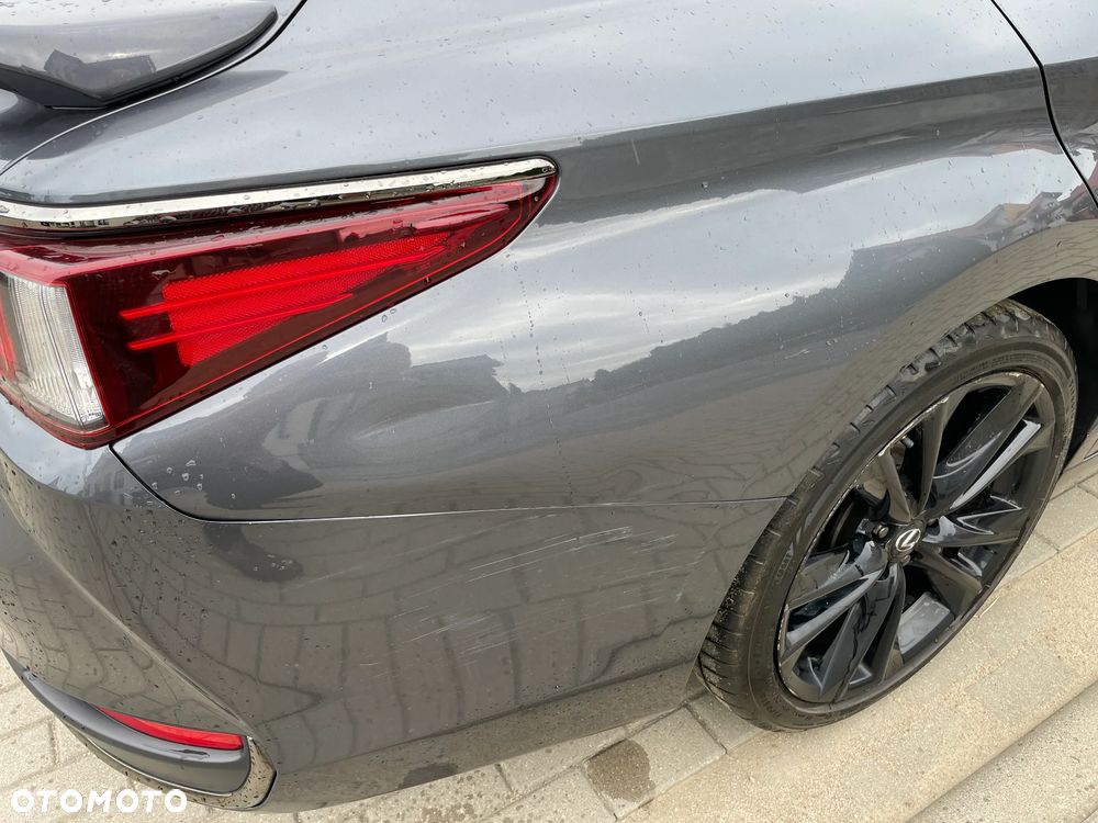 Lexus ES 300h F Sport - 9