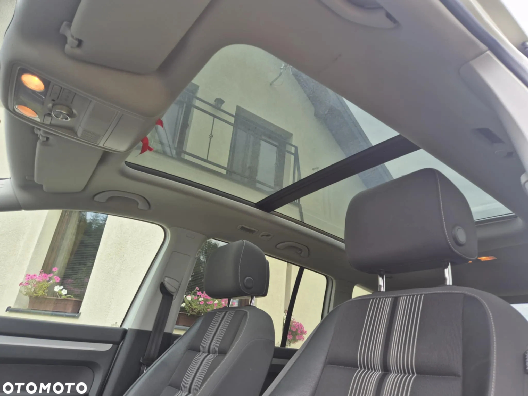 Volkswagen Touran 2.0 TDI DPF MATCH - 12