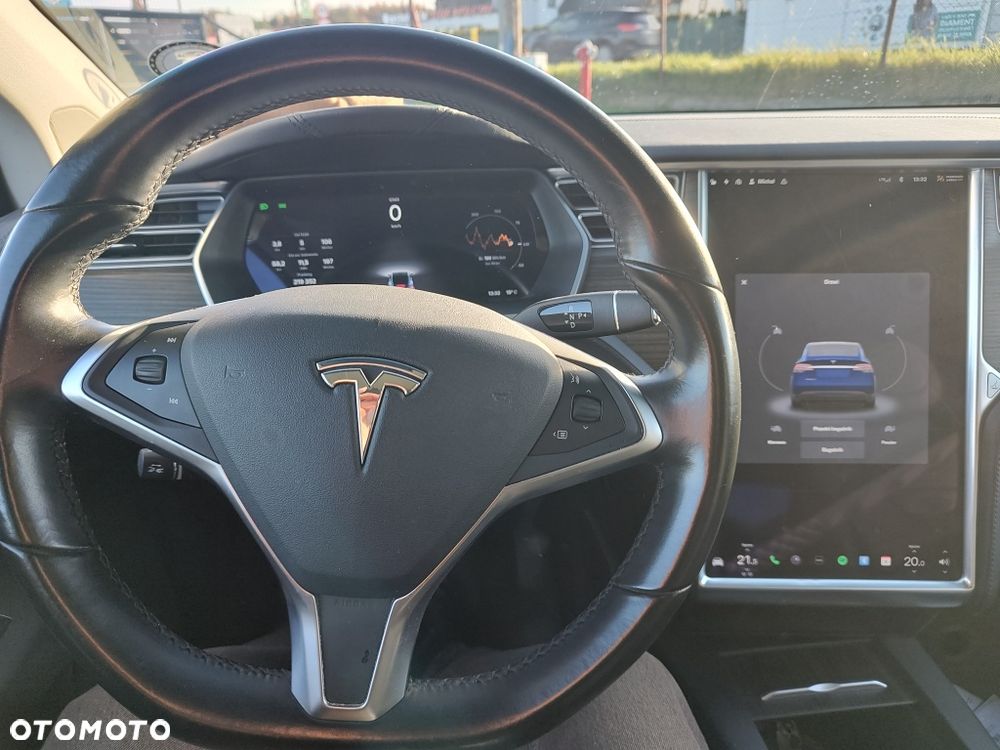 Tesla Model X - 4