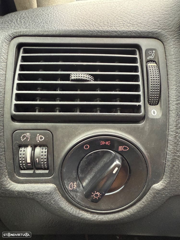 VW Golf 1.9 TDi 25 Anos - 9