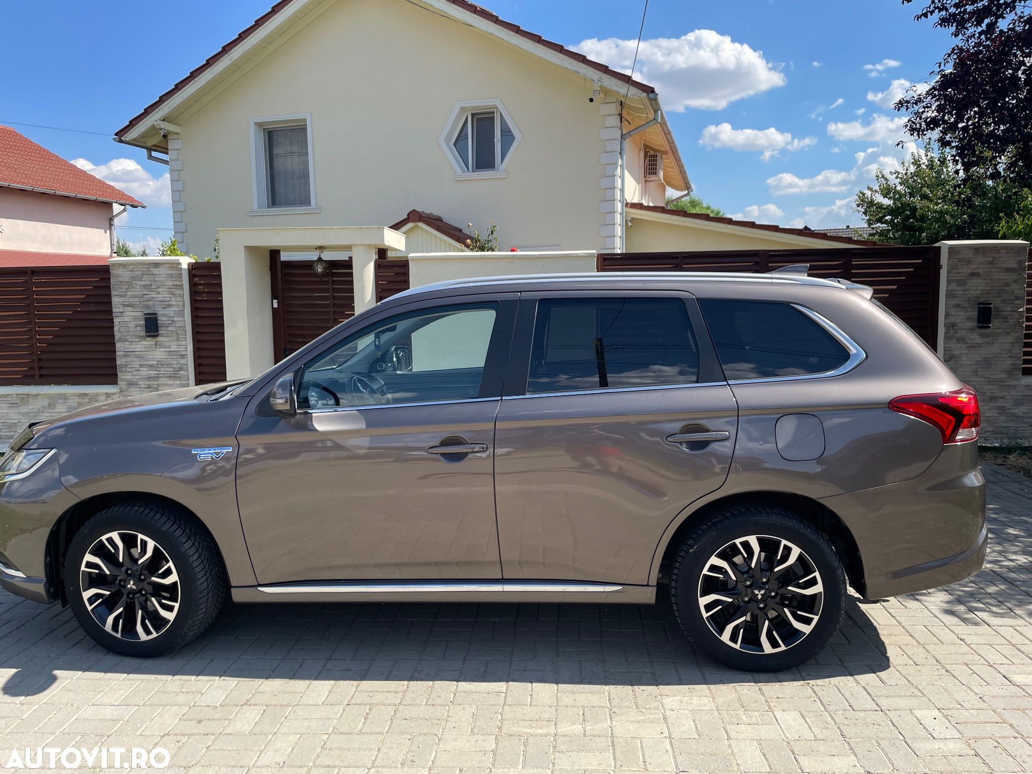 Mitsubishi Outlander - 1