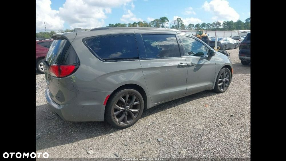 Chrysler Pacifica - 4
